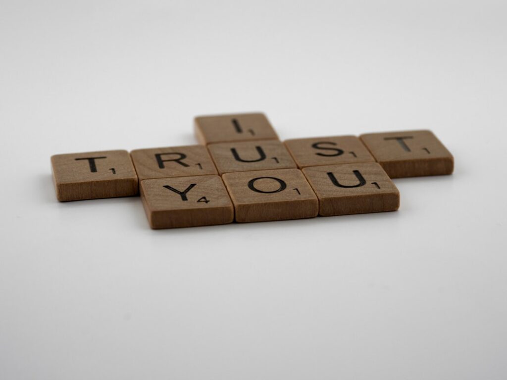 comprendre la violation de confiance : définition, implications juridiques et conséquences dans les relations professionnelles et personnelles.