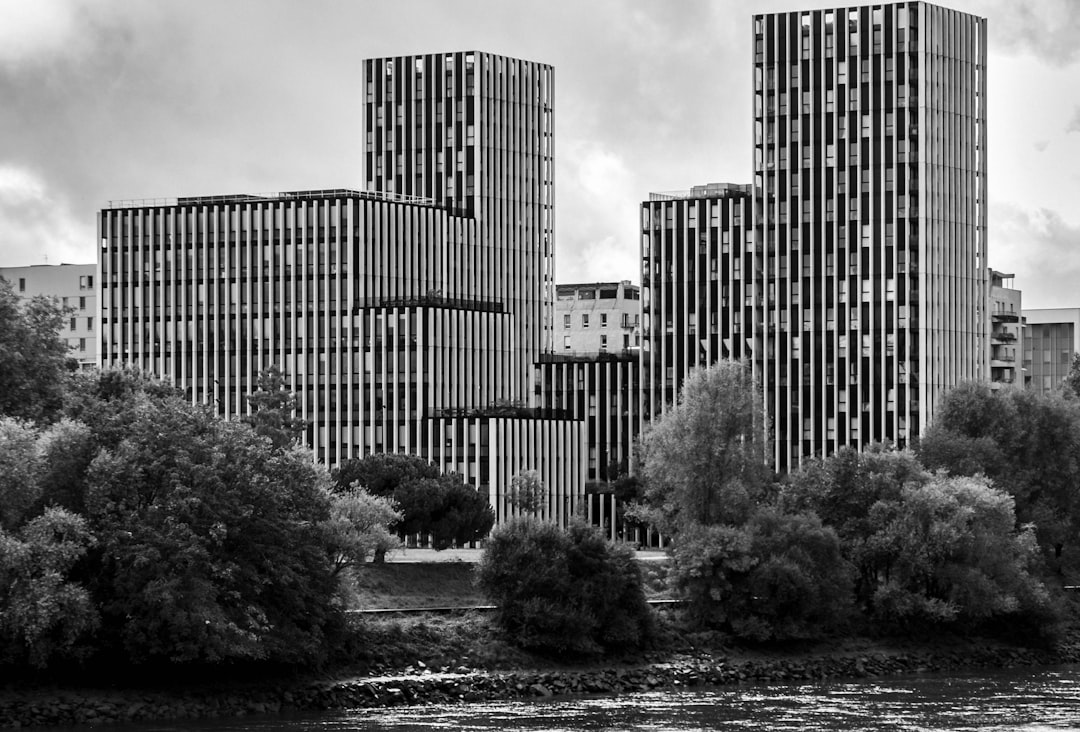 découvrez les quartiers de nantes à éviter pour un séjour en toute sécurité et tranquillité. conseils pratiques pour bien choisir votre logement.