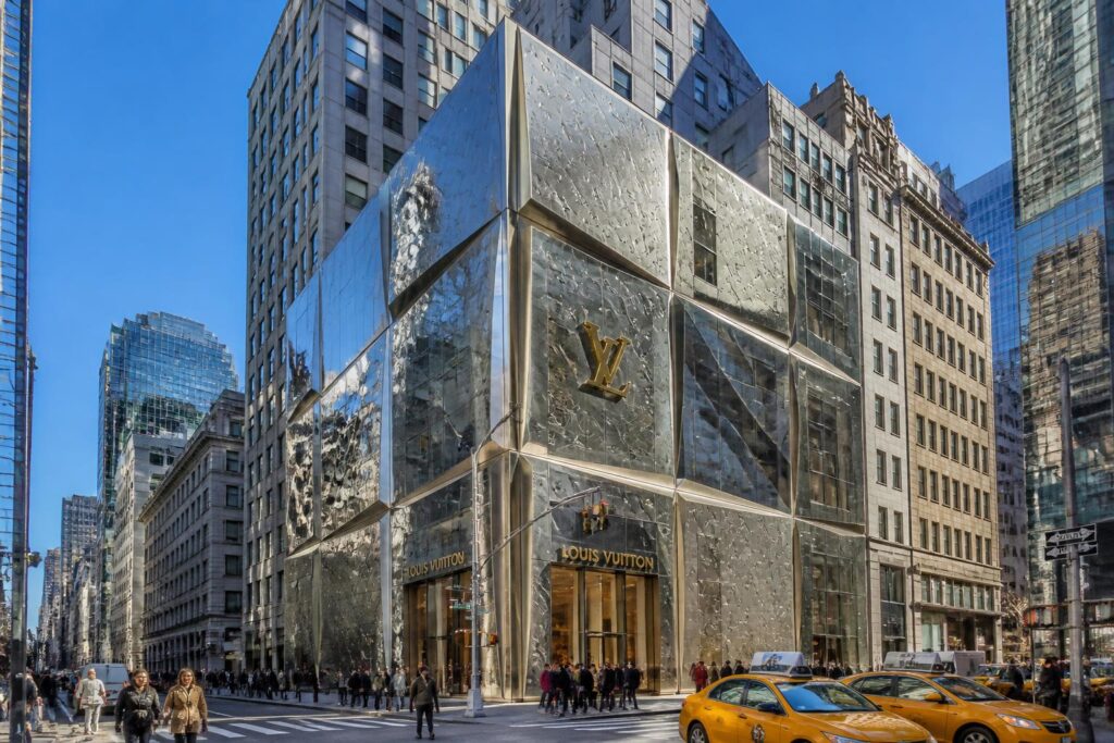 découvrez l'immeuble vuitton à new york, un véritable bijou d’architecture situé au cœur de manhattan, alliant élégance et modernité.