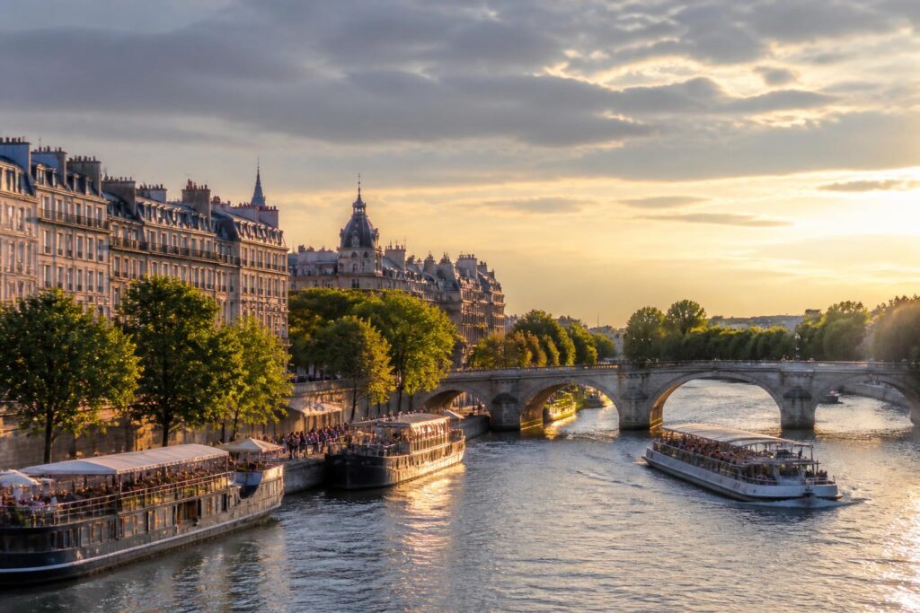 découvrez pourquoi la seine à paris continue de fasciner les visiteurs avec son charme unique, ses paysages emblématiques et son rôle historique au cœur de la capitale.