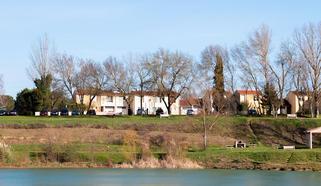 découvrez les quartiers à éviter à toulouse pour un séjour sûr et agréable. conseils pratiques et informations locales pour bien choisir votre lieu de résidence ou de visite.