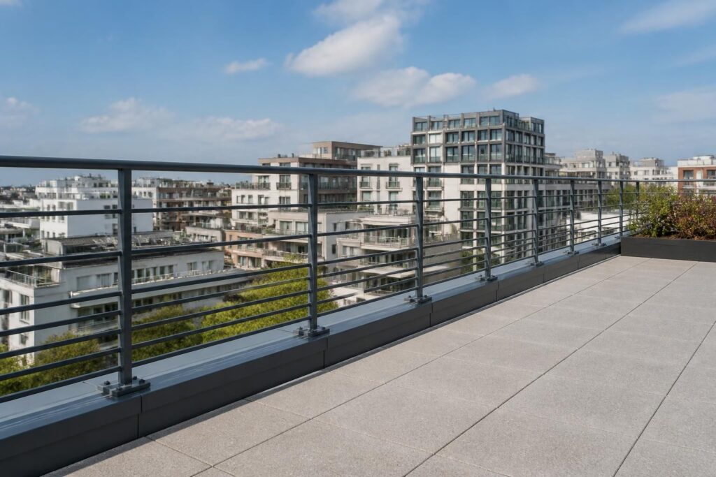 découvrez les normes essentielles à respecter pour la réglementation des garde-corps sur toiture terrasse accessible et assurez la sécurité optimale de vos installations.