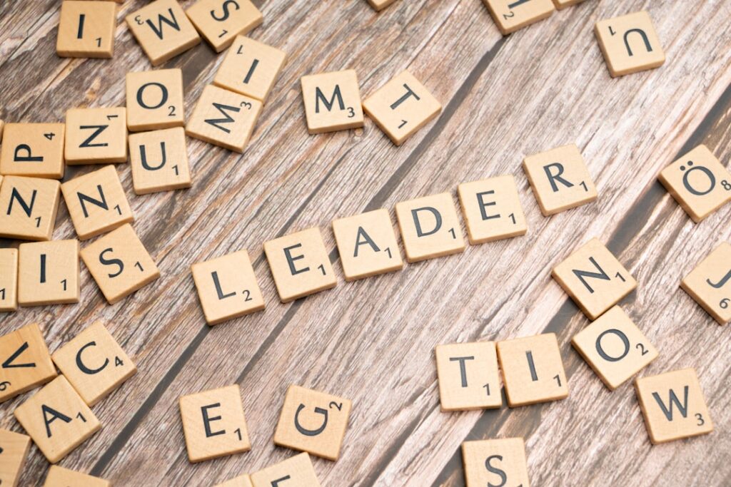 découvrez comment le leadership peut transformer le changement en opportunité, en inspirant et guidant vos équipes vers le succès durable.