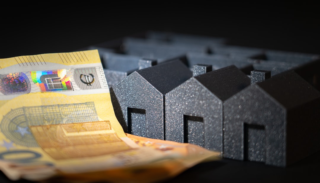 découvrez comment obtenir une réduction de loyer efficace grâce à nos conseils et stratégies pratiques pour alléger vos charges locatives.